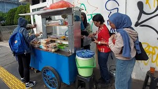 SURGANYA TEMPAT SARAPAN PAGI BAGI KARYAWAN PERKANTORAN SUDIRMAN  INDONESIAN STREET FOOD [upl. by Neerak]