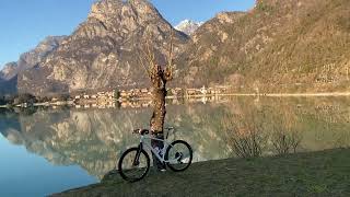 Lago di Mezzola come uno specchio e liscio come lolio  colonna ferma per traffico intasato [upl. by Atsillac890]