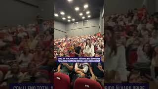 Con lleno total y aplausos así fue recibido Álvaro Uribe por jóvenes universitarios en Baq [upl. by Aitetel159]