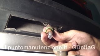 Cambio lampadina targa Fiat Punto mk2 [upl. by Dlarrej]