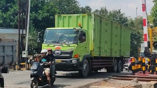 KOMPILASI VIDEO TRUCK BESAR MELINTAS DI PERLINTASAN PALANG PINTU KERETA API [upl. by Heyward]