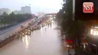 Flash flood in Seri Kembangan causes massive traffic jam [upl. by Amathist]