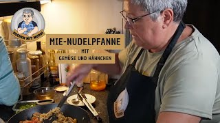 MieNudelpfanne mit Gemüse und Hähnchen [upl. by Roskes]