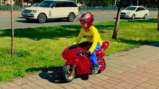 Den ayuda en una Motocicleta  Motos Para Niños [upl. by Skill]