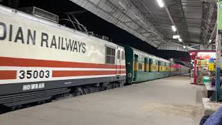 Kolkata Patna Garib rath Express arriving at Rajendra Nagar terminal [upl. by Perla406]