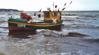 BATEAU DE PÊCHE vs NAVIRE DE GUERRE [upl. by Etteniotna]