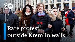 Moscow police detain journalists at antiwar protest  DW News [upl. by Waine]