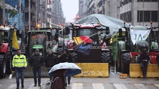 Agricultores incendeiam pneus e desafiam a polícia em Bruxelas [upl. by Llednav]