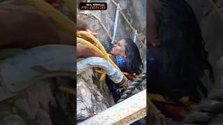 பூப்பறிக்கச் சென்று கிணற்றின் உள்ளே விழுந்த அம்மா 😰😰😰😰 Rescue people 🥹🥹🥹🥹 [upl. by Ikcin]