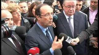 François Hollande visite un marché parisien [upl. by Edmon528]