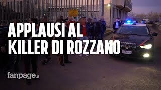 Omicidio Rozzano baci e applausi dalla folla all’assassino scortato in carcere “Bravo bravo” [upl. by Valeda28]