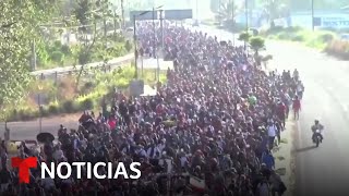 Miembros de la caravana migrante pasan su primera Navidad lejos de los suyos  Noticias Telemundo [upl. by Hanikehs18]