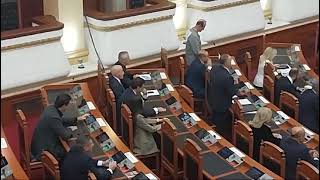 Lulzim Basha vjen për herë të parë në parlament për këtë sesion Ulet i vetëm në fund të sallës [upl. by Lyrrehs429]