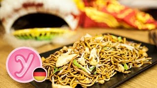 chinesisch GEBRATENE NUDELN wie beim Asiaten  Imbiss mit Hühnchen Ei Gemüse vegetarisch möglich [upl. by Ahsonek]