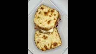 CROQUE MONSIEUR  Ricetta tipico toast francese buonissimo farcito con prosciutto e formaggio [upl. by Atkins901]