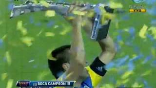 boca campeon del apertura 2011 Riquelme levanta la copa [upl. by Yendirb]