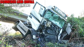 SCHWERER LKWUNFALL MIT AUFWENDIGER BERGUNG  LKW umgestürzt  Mehrere Tonnen Schotter auf A44 [upl. by Fabiola]