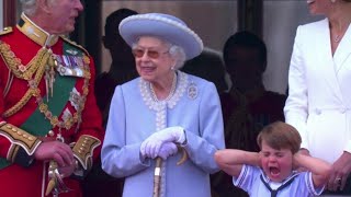 Giubileo della Regina le buffe espressioni del principino Louis sul balcone di Buckingham Palace [upl. by Lew]