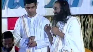 Gurudev Sri Sri Ravi Shankar Sings The Beautiful Bhajan Sundaranana [upl. by Stearns343]