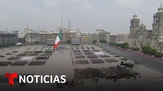 México celebra el Día de la Independencia con un desfile militar [upl. by Kacy109]