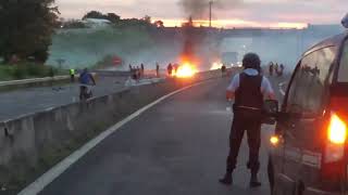 Affrontements forces de lordre et manifestants  entrée Ouest RouteLittoral [upl. by Klement287]