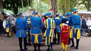 Spectacle de rue lors du roi de loiseau 2016 [upl. by Laaspere262]