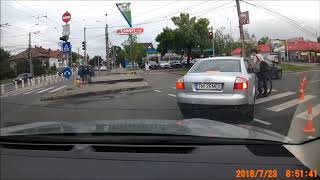 Sicanare in trafic la Timisoara Soferul unui Audi fugareste un biciclist [upl. by Yarled]