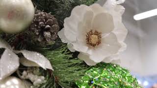 Comment décorer un sapin de Noël  Astuce 3 Sapinage et fleurs artificielles [upl. by Ahsoek]