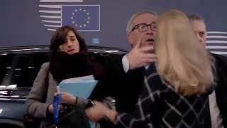 Bizarres Verhalten Juncker wuschelt Frau durch die Haare [upl. by Geminian]