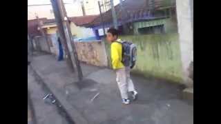 Menino mal criado indo para escola chingando a mãe [upl. by Ellitnahc]