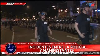 Policia Federal Gendarmeria y Prefectura contienen a subversivos en Plaza Congreso 31 ene 2024 [upl. by Mauri]