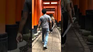 Dieguito en Fushimi Inari templo sintoísta de las puertas famosas [upl. by Anaeda]