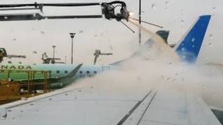 Spray DeIcing of Boeing 737 [upl. by Elspet]