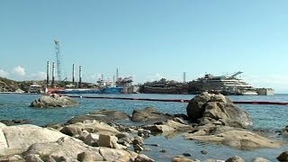 La Costa Concordia torna a galleggiare [upl. by Nahtanhoj]