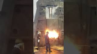 Giant steam forging hammer in Chicago  Огромный Кузнечный молот в Чикаго США [upl. by Sikko]