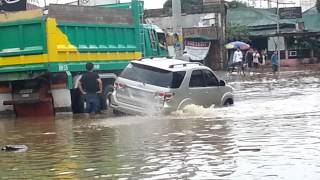 Toyota fortuner in flood markina city 2012 [upl. by Rudich537]