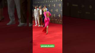 💃 Evelyn Burdecki rennt über Red Carpet 📍 Deutscher Fernsehpreis köln dfp redcarpet [upl. by Jasun752]