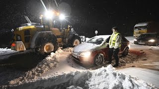 Suède  des automobilistes bloqués sur une autoroute suite aux fortes chutes de neige [upl. by Anawt]