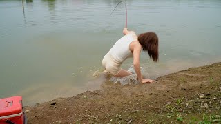 Fishing Video  Girl Fishing for Big Black Carp [upl. by Llednew224]