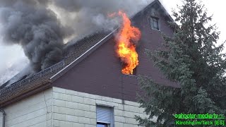 FEUER IM DACHSTUHL ZÜNDET DURCH  Flammen schlagen aus Gebäude  Großbrand [upl. by Dody744]