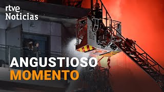 INCENDIO VALENCIA Los BOMBEROS RESCATAN a DOS PERSONAS atrapadas en el EDIFICIO  RTVE Noticias [upl. by Mallissa4]