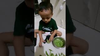 My 2 year baby is peeling peas  matar chil raha hai  trending love shorts peas [upl. by Debee]