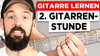 Gitarre lernen  Deine 2 Gitarrenstunde  Akkorde sauber greifen und ein wichtiges Schlagmuster [upl. by Akehsyt661]