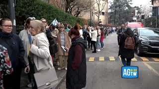 Il video della fila al consolato russo di Milano contestati alcuni manifestanti anti Putin [upl. by Fevre]