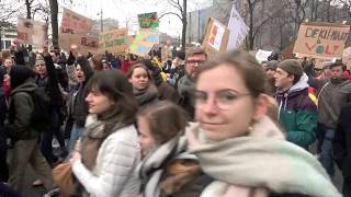 Marche pour le climatBruxelles Des milliers des jeunes manifestent [upl. by Ahsilad]