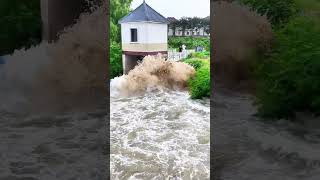 The tide in the creek was so strong that even the fishermen were panicking The tidal surge in t [upl. by Aniratac]