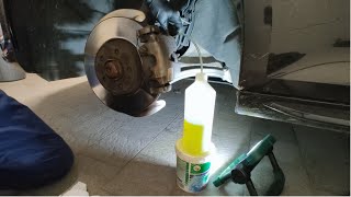 Sostituzione liquido freni con pompa spurgo su Audi A4 [upl. by Mure642]