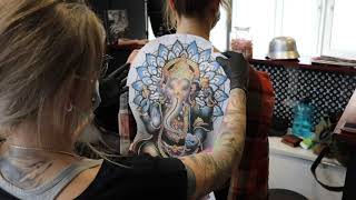 Ganesha Mantra Tattoo sie möchte es auf dem kompletten Rücken [upl. by Gilemette205]