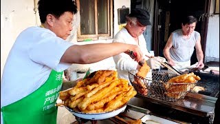 【雪鱼探店China food travel】济南网红油条，大叔摆摊干48年 Famous fried food only available at breakfast [upl. by Helga79]