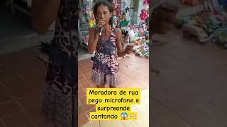 Moradora de rua pega microfone e surpreende cantando short shorts viral status new news voz [upl. by Myca]